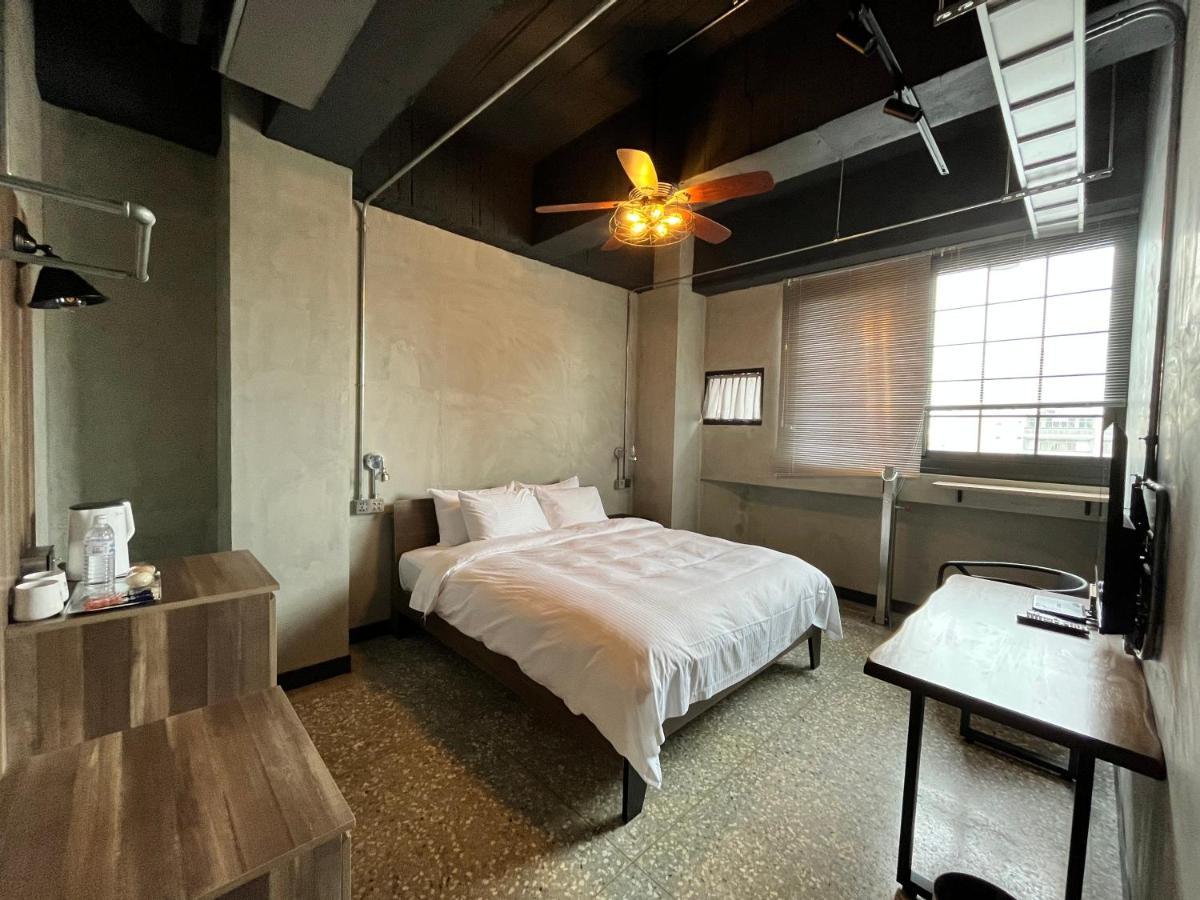 The Retro Tai-Pan Hotel Tainan Buitenkant foto